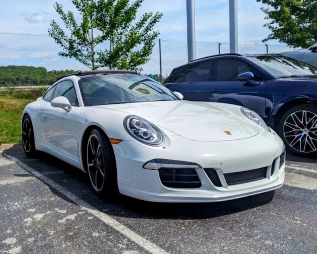Porsche 911 - Passenger’s side, front 3/4