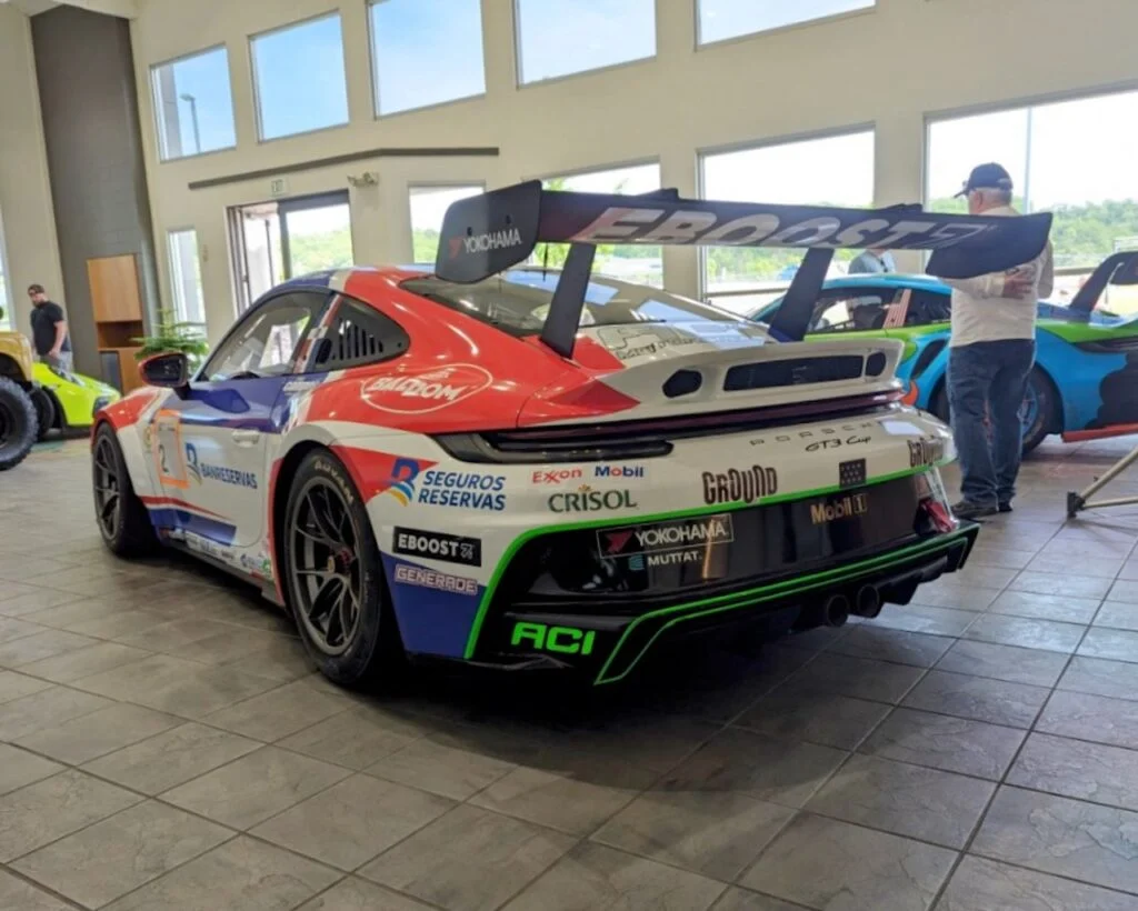 Porsche 911 - Driver's side, rear 3/4
