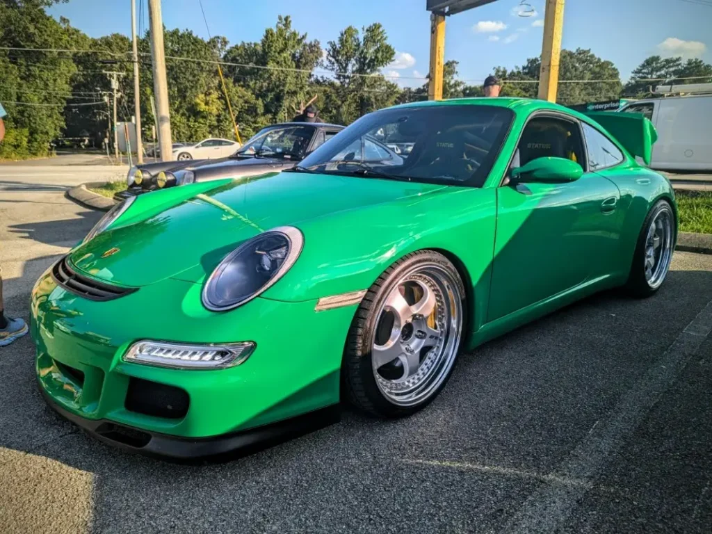 Porsche 911 - Driver's side, front 3/4