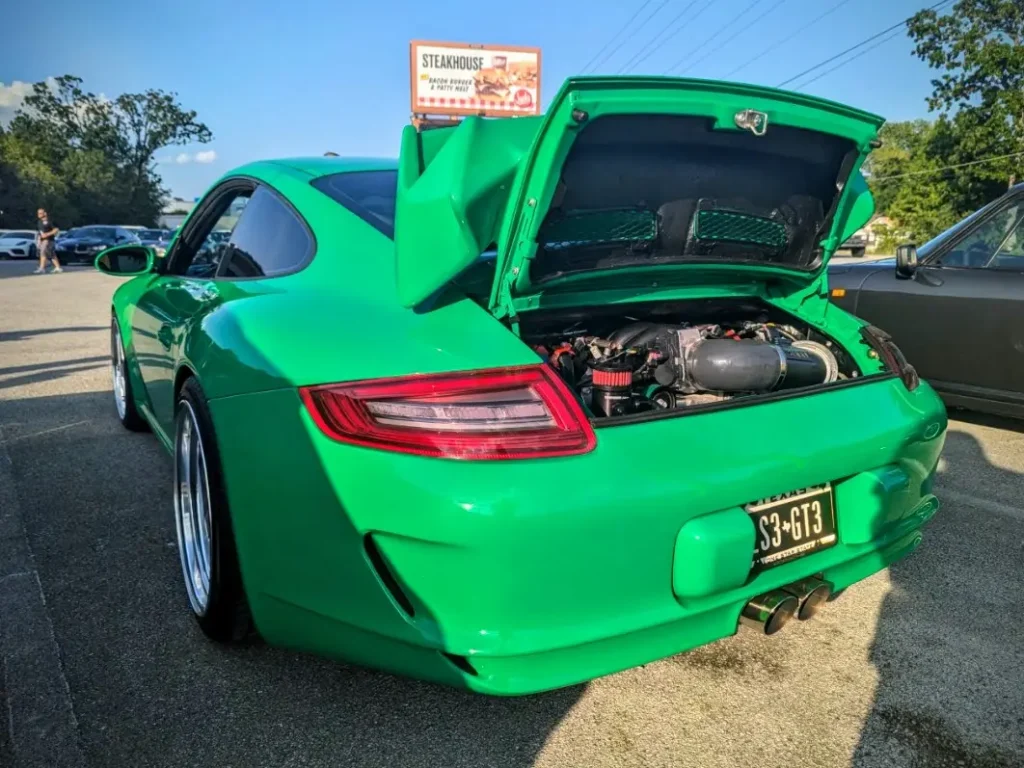 Porsche 911 - Driver's side, rear 3/4