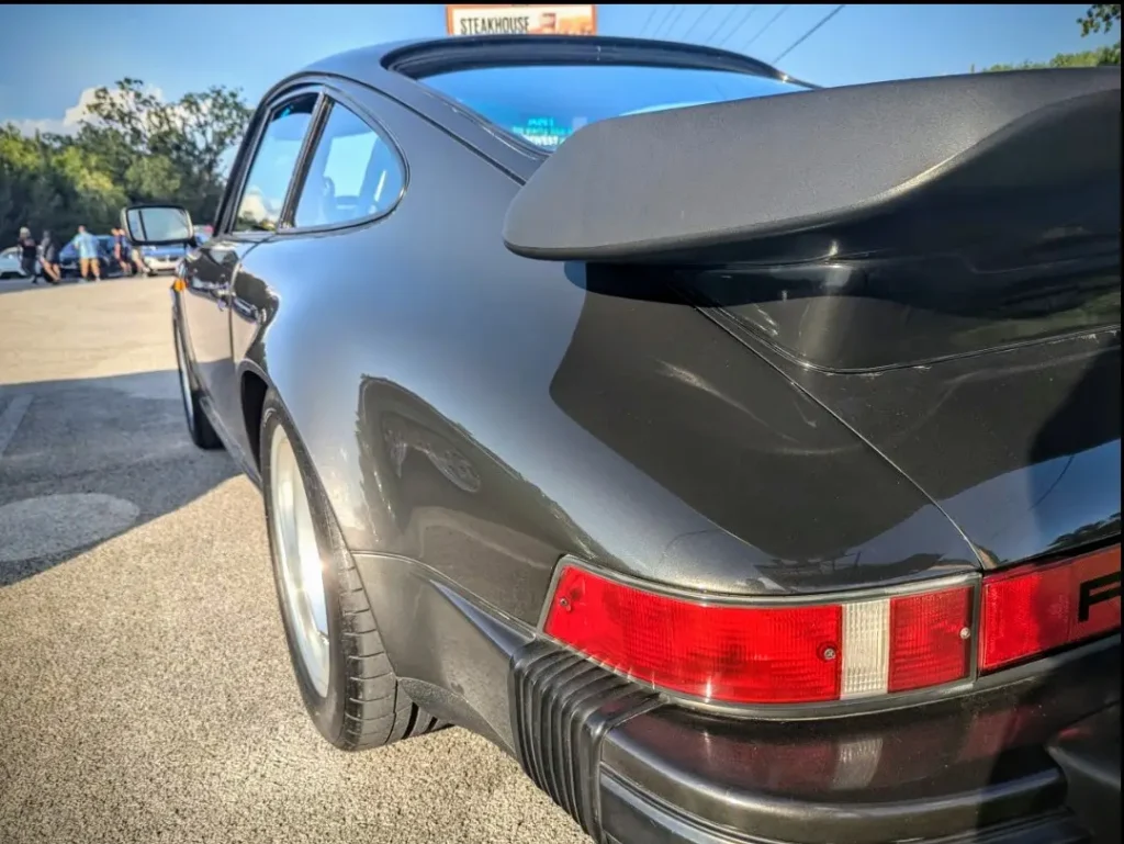 Porsche 911 - Driver's side, rear 3/4
