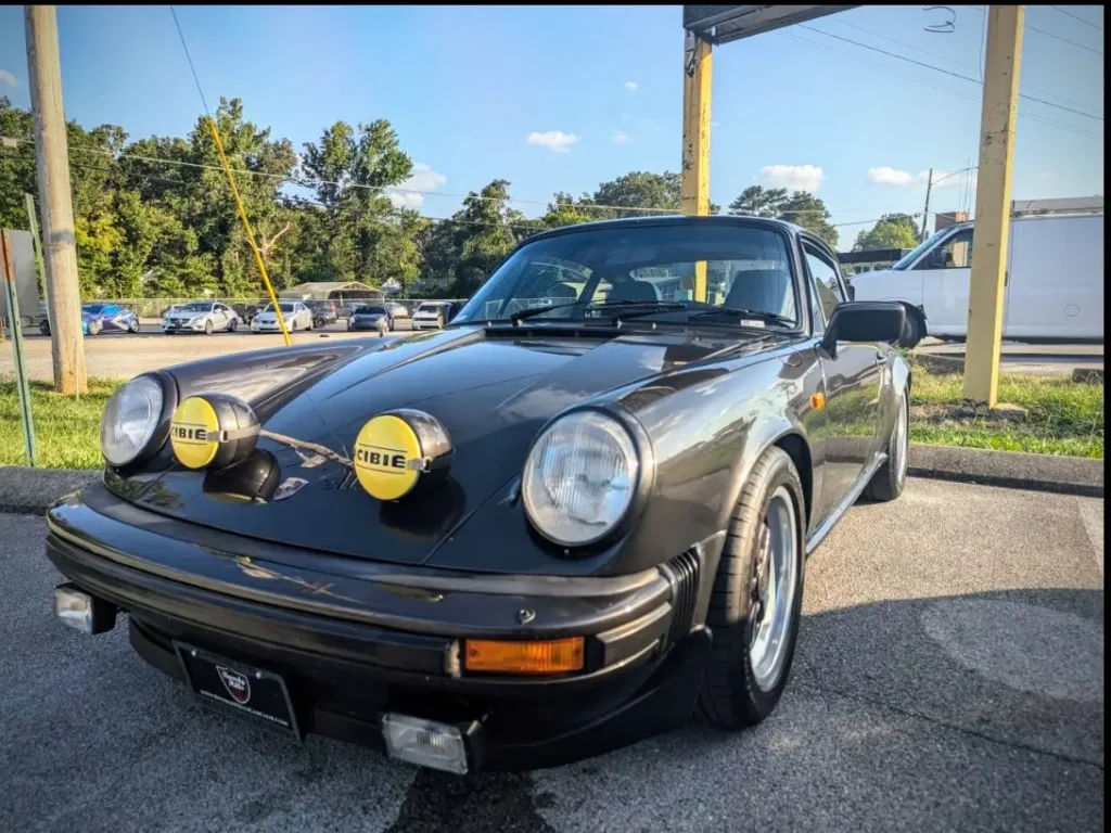 Porsche 911 - Driver's side, front 3/4