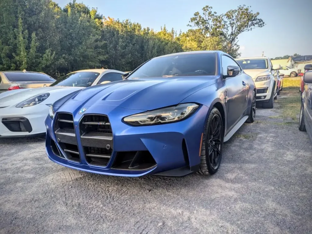 BMW M4 - Driver's side, front 3/4