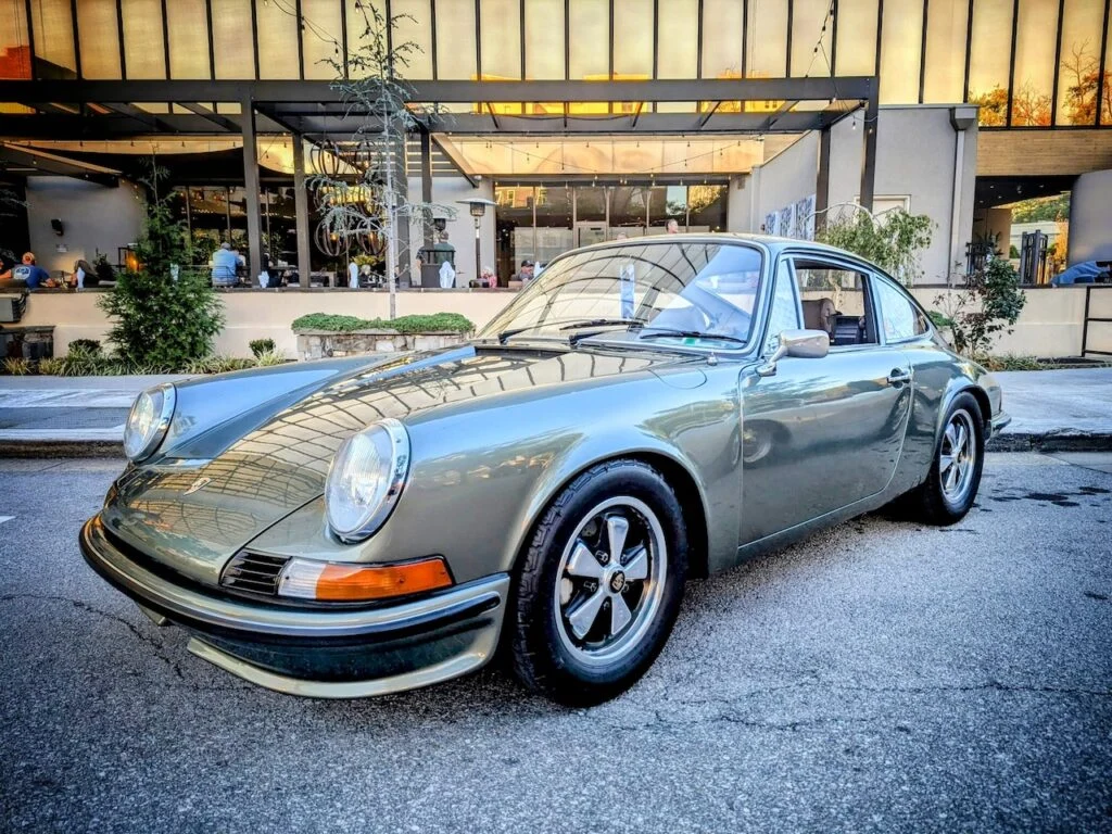 Porsche 911 - Driver's side, front 3/4
