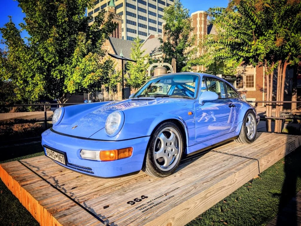 Porsche 911 - Diver's side, front 3/4