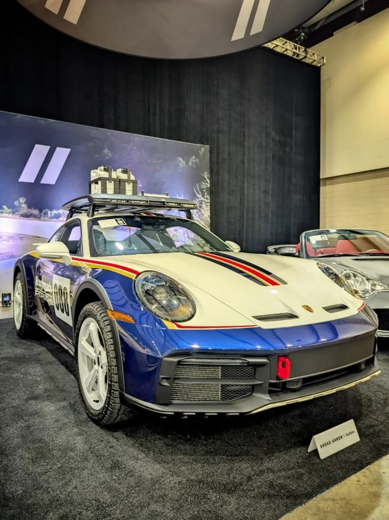 Porsche 911 Dakar - Passenger's side, front 3/4