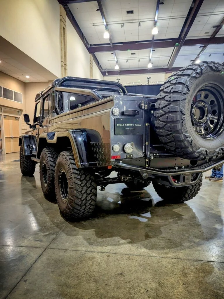 Land Rover Defender 110 (6x6) - Driver's side, rear 3/4