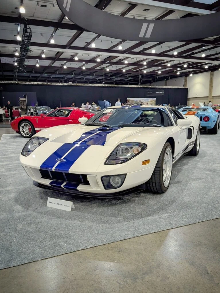 Ford GT - Driver's side, front 3/4