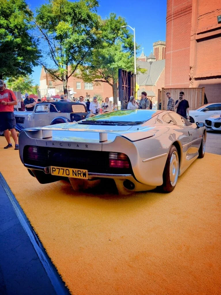 Jaguar XJ220 - Passenger's side, rear 3/4