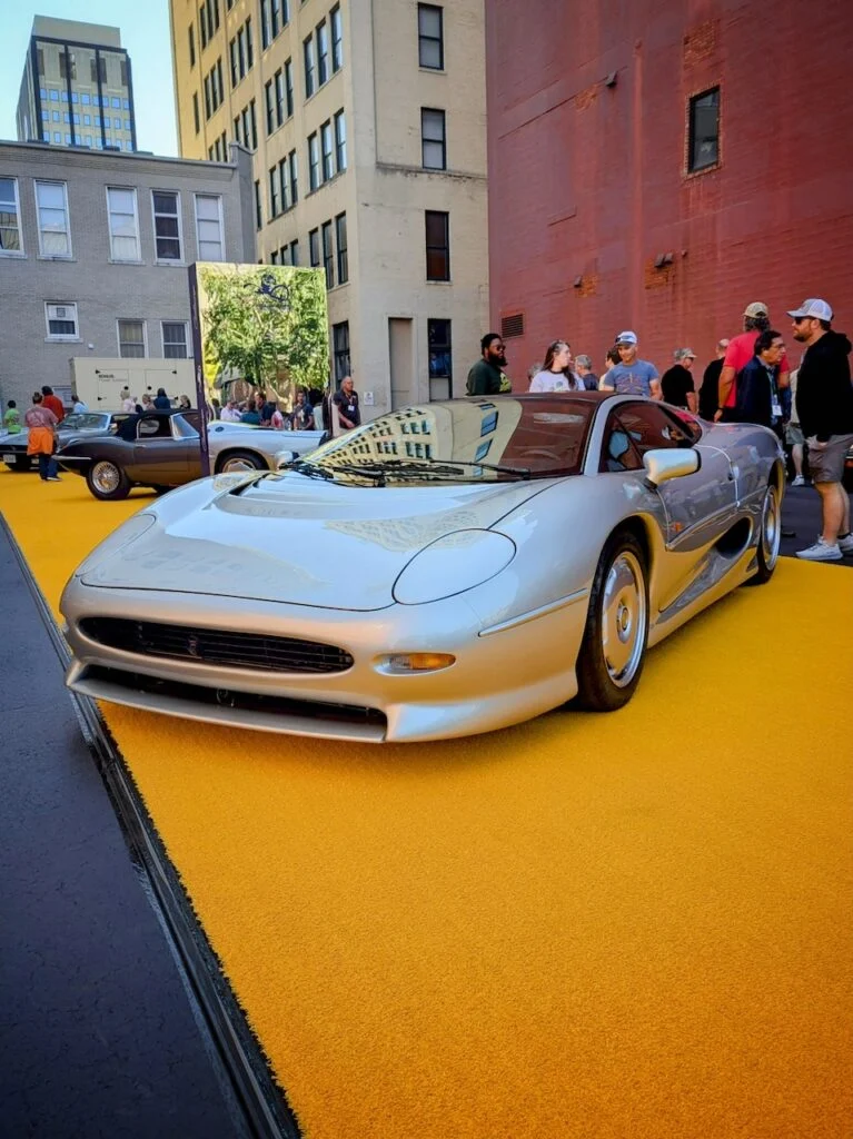 Jaguar XJ220 - Driver's side, front 3/4
