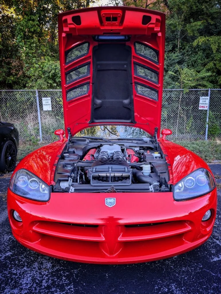 Dodge Viper - Engine bay, front 3/4