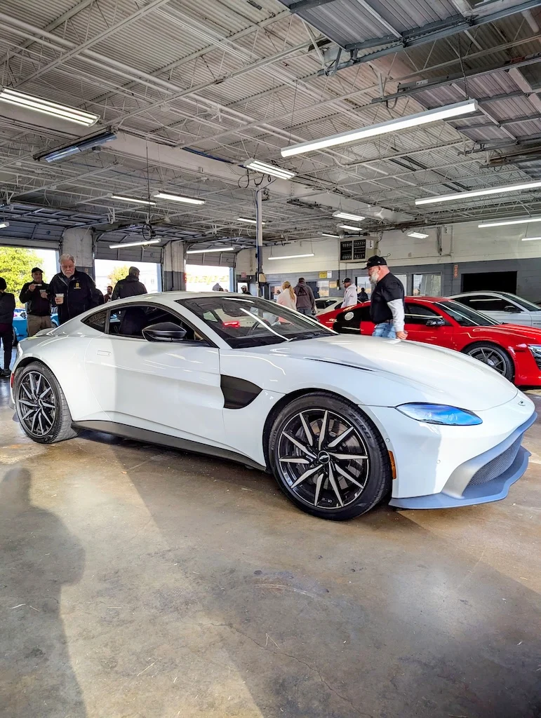 Aston Martin Vantage - Passenger's side, front 3/4