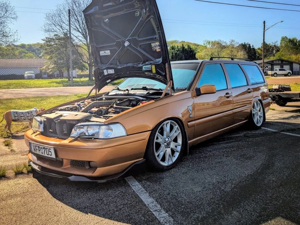 Volvo V70 - Driver's side, front 3/4