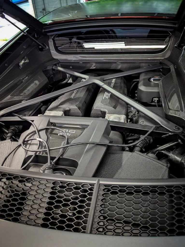 Audi R8 - Engine bay