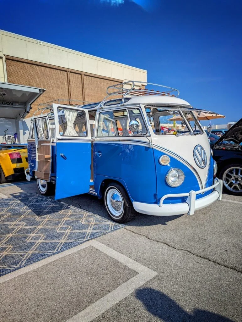 Volkswagen Bus - Passenger's side, front 3/4