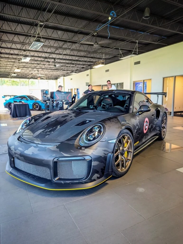 Porsche 911 GT2 RS - Driver's side, front 3/4